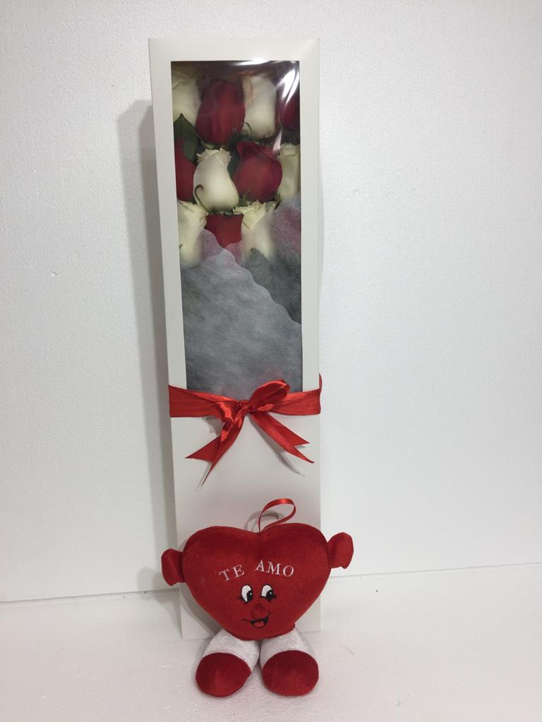 Caja con 12 Rosas y Peluche Corazón de 19cm